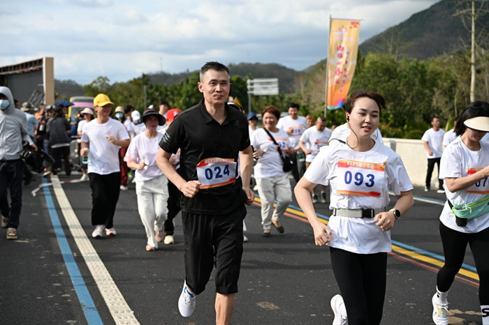 im电竞赏花登山徒步暨乡村健康跑活动在昌江七叉镇举行(图3)